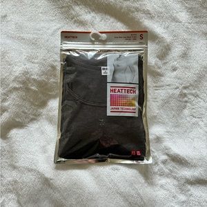 NWT Uniqlo Heattech scoop neck long-sleeve t-shirt in dark gray & in size Small